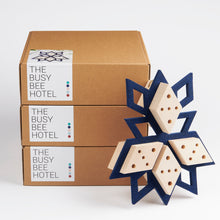 Afbeelding in Gallery-weergave laden, Studio Carmela Bogman | Busy Bee Hotel Blauw