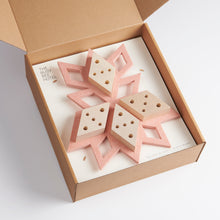 Afbeelding in Gallery-weergave laden, Studio Carmela Bogman | Busy Bee Hotel roze