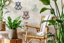 Afbeelding in Gallery-weergave laden, Studio Carmela Bogman | Busy Bee Hotel roze