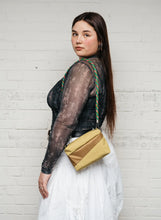 Afbeelding in Gallery-weergave laden, Susan Bijl | The New Bum Bag - Small Reverb Moss &amp; Camel
