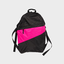 Afbeelding in Gallery-weergave laden, Susan Bijl | The New Foldable Backback Large Black &amp; Pretty Pink
