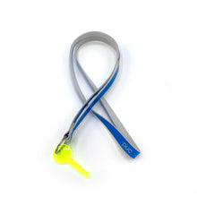 Afbeelding in Gallery-weergave laden, Puc | The Key keycord in fluor blauw
